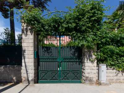 Ad accoglierci � la proprietaria Anna Scivittaro, la quale ci invita a varcare il cancello verde d�ingresso